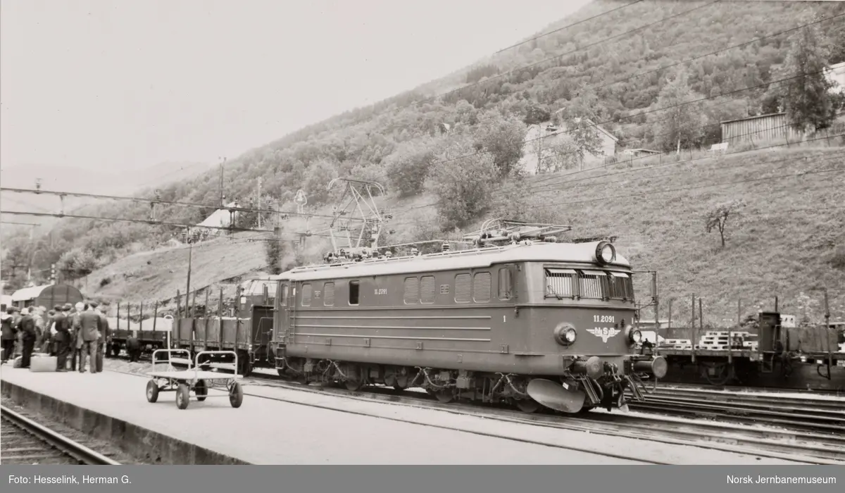 Elektrisk lokomotiv El 11 2091 med godstog på Voss stasjon