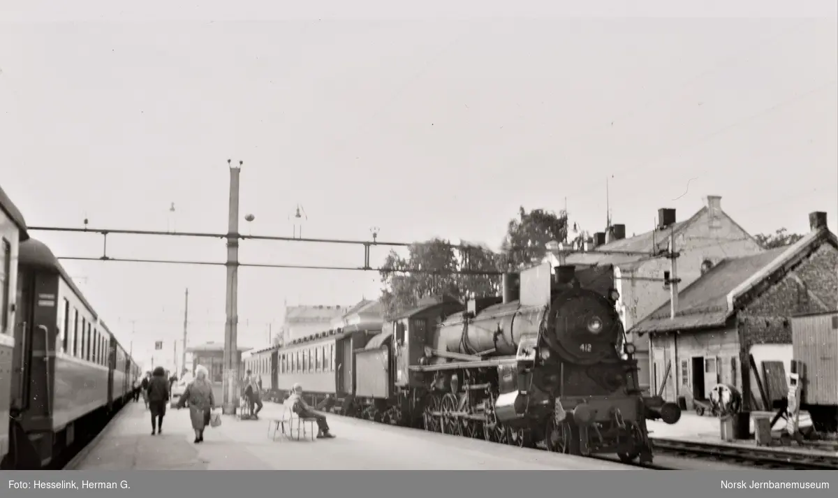 Damplokomotiv type 26c nr. 412 med persontog til Røroosbanen, tog 373, på Hamar stasjon,