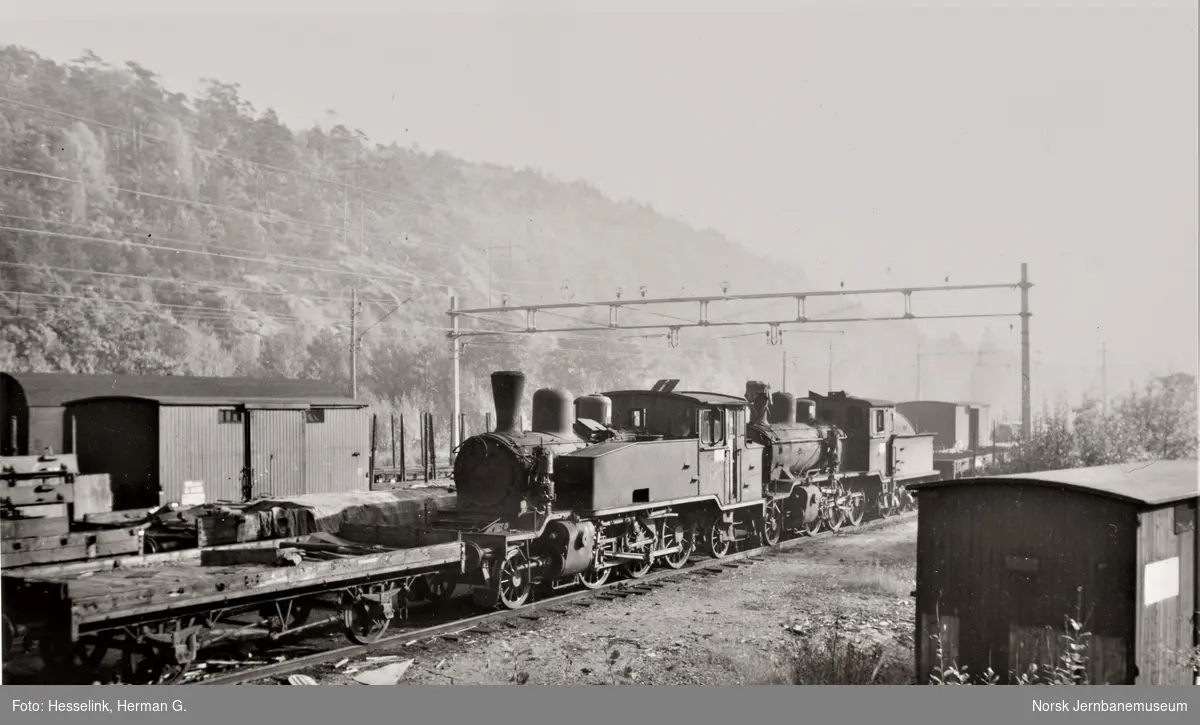 Damplokomotiv type 20b nr. 249 og 21c nr. 375 hensatt ved NSB verksted Krossen