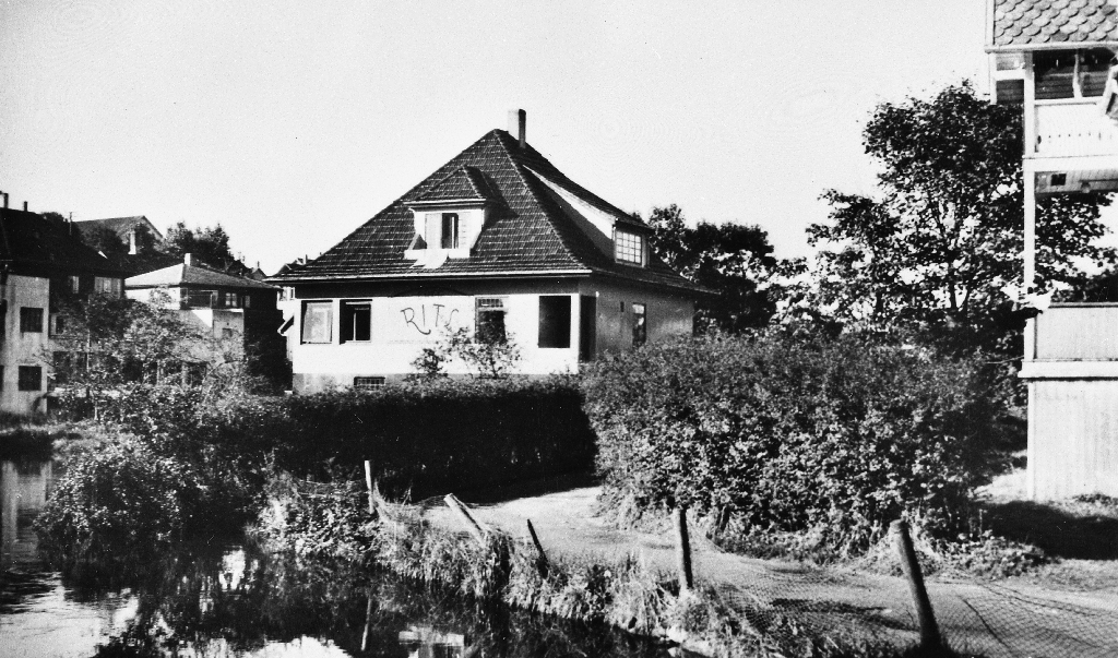 Kafe/pensjonat "RITS" ved "Bryneåno". Huset er bygd 1918. Time Mållag overtok eigendomen i 1949 og dreiv kafè/pensjonat med namnet Gjesteheimen.