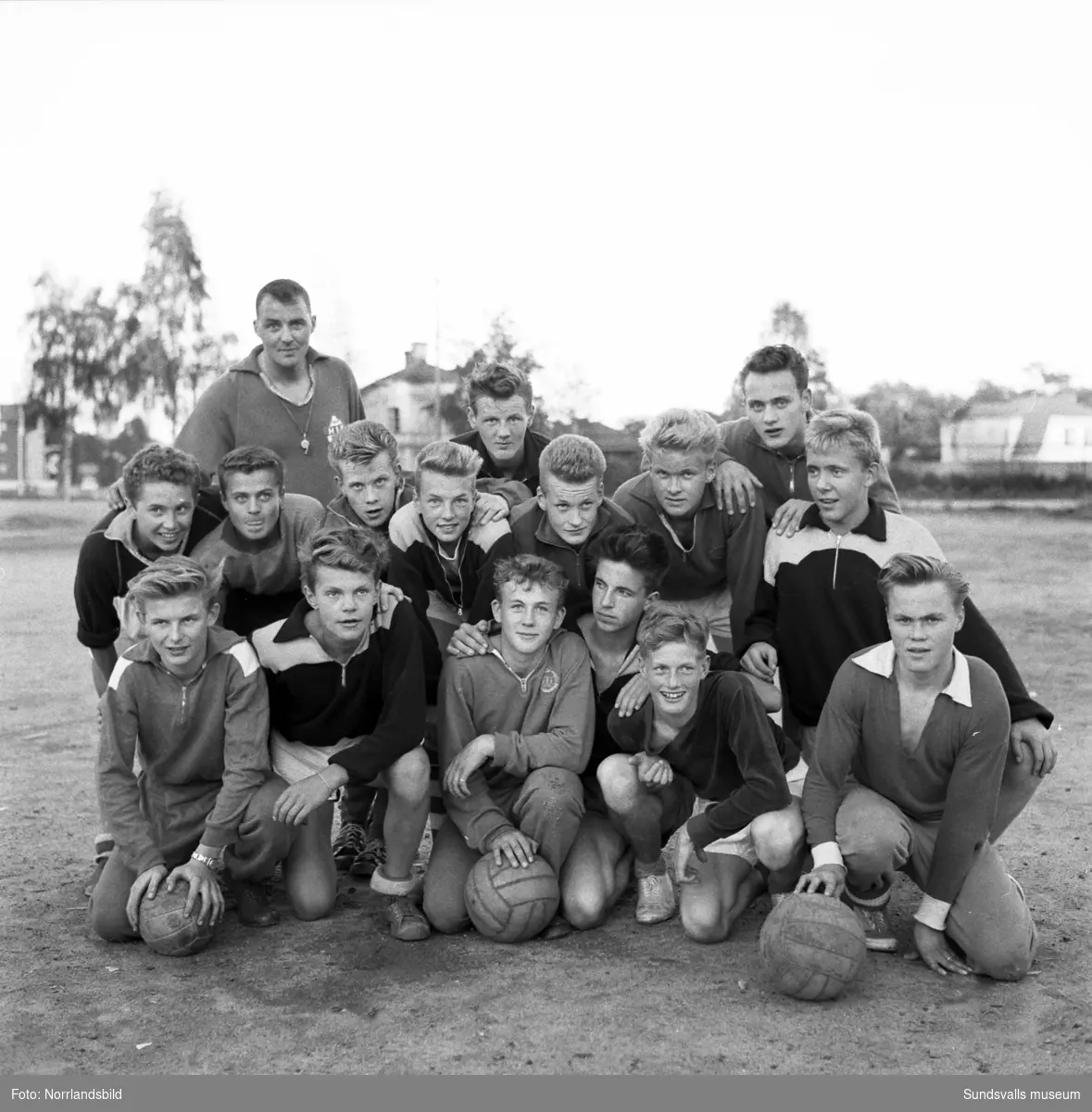 GIF Sundsvalls juniorlag 1957 tränar på Stenkrossplan. Tränaren heter Rolf Gustafsson.