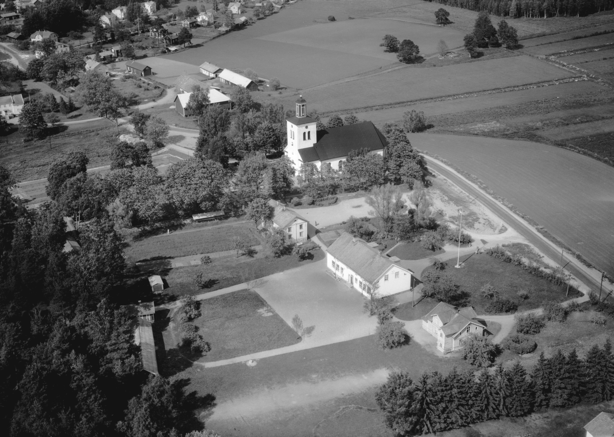 Flygfoto över Björköby i Vetlanda kommun och i bilden ser man Björkö kyrka, Jönköpings län. Nr: 1036/1961