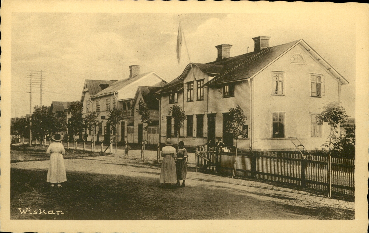 Vykort med motiv över en gata med bostadshus i Viskan.