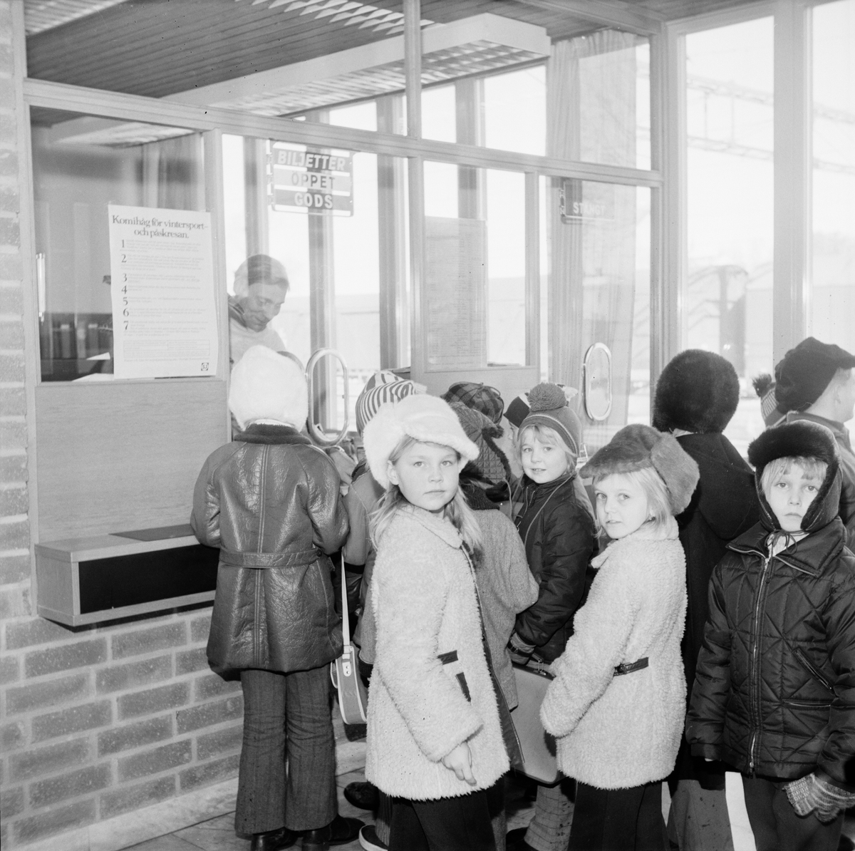 Köpa biljett och åka tåg, populär lektion i Örbyhus, Uppland, mars 1972