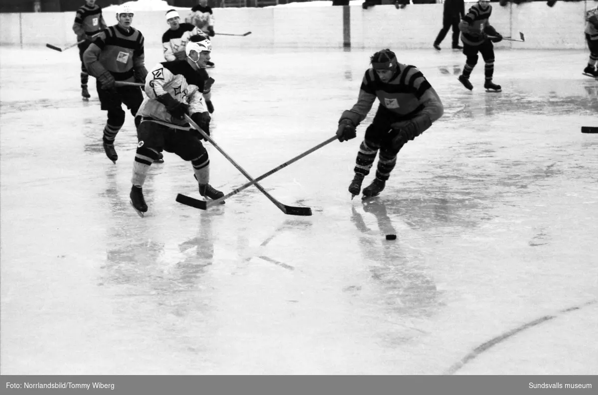 Ishockeymatch på Stenkrossplan mellan GIF Sundsvall och Åsele. Resultatet blev 2-2.