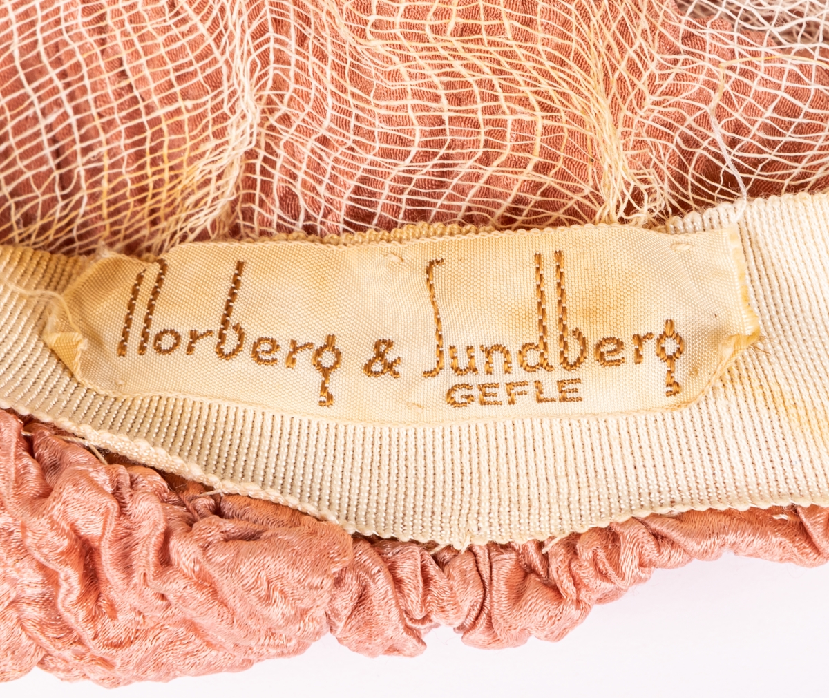 Damhatt, rosa crepe, rund. Märke Norberg & Lundberg Gefle. Diam 24cm.