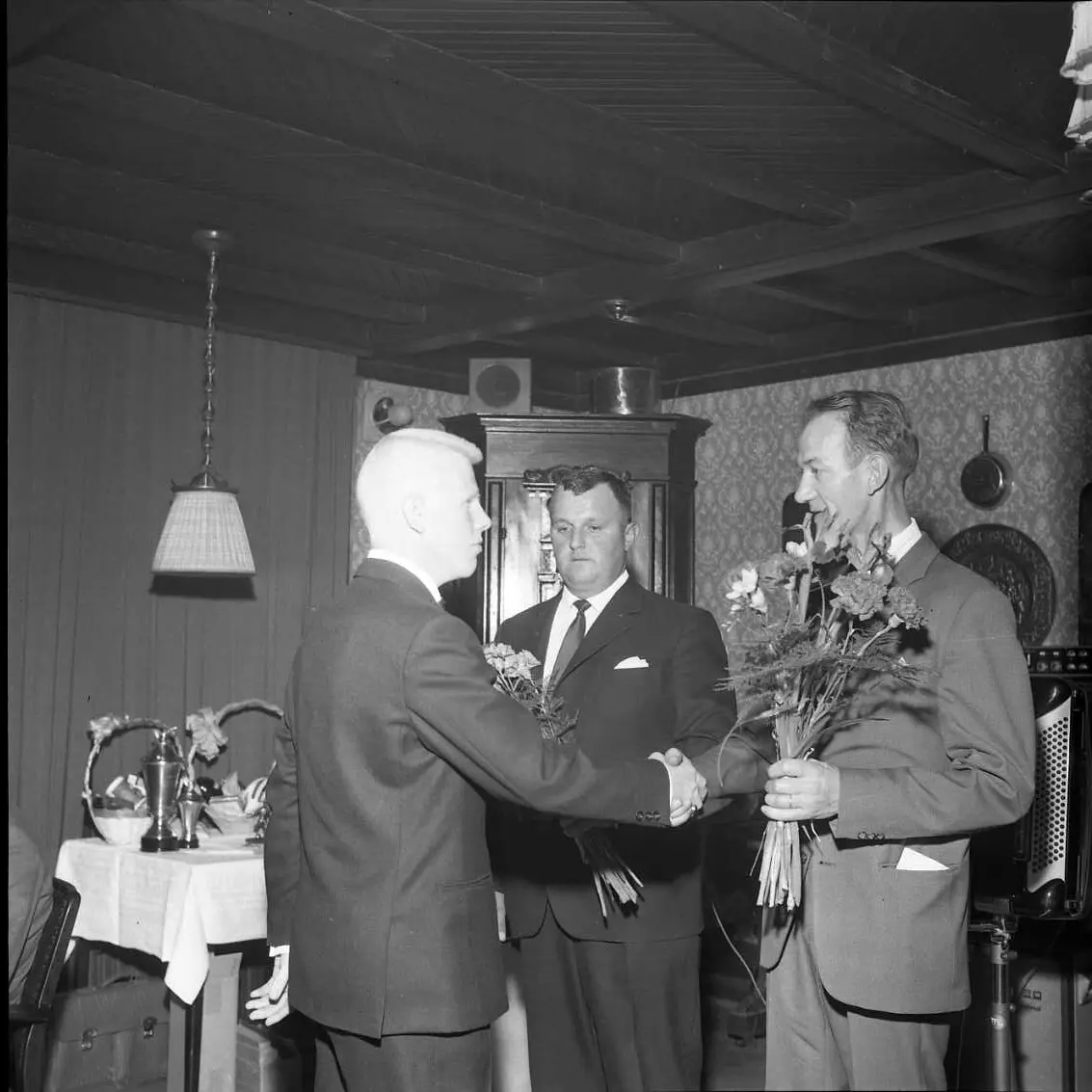 SvenErik Lindgren, möjligen, handhälsar på Thure Carlsson som håller