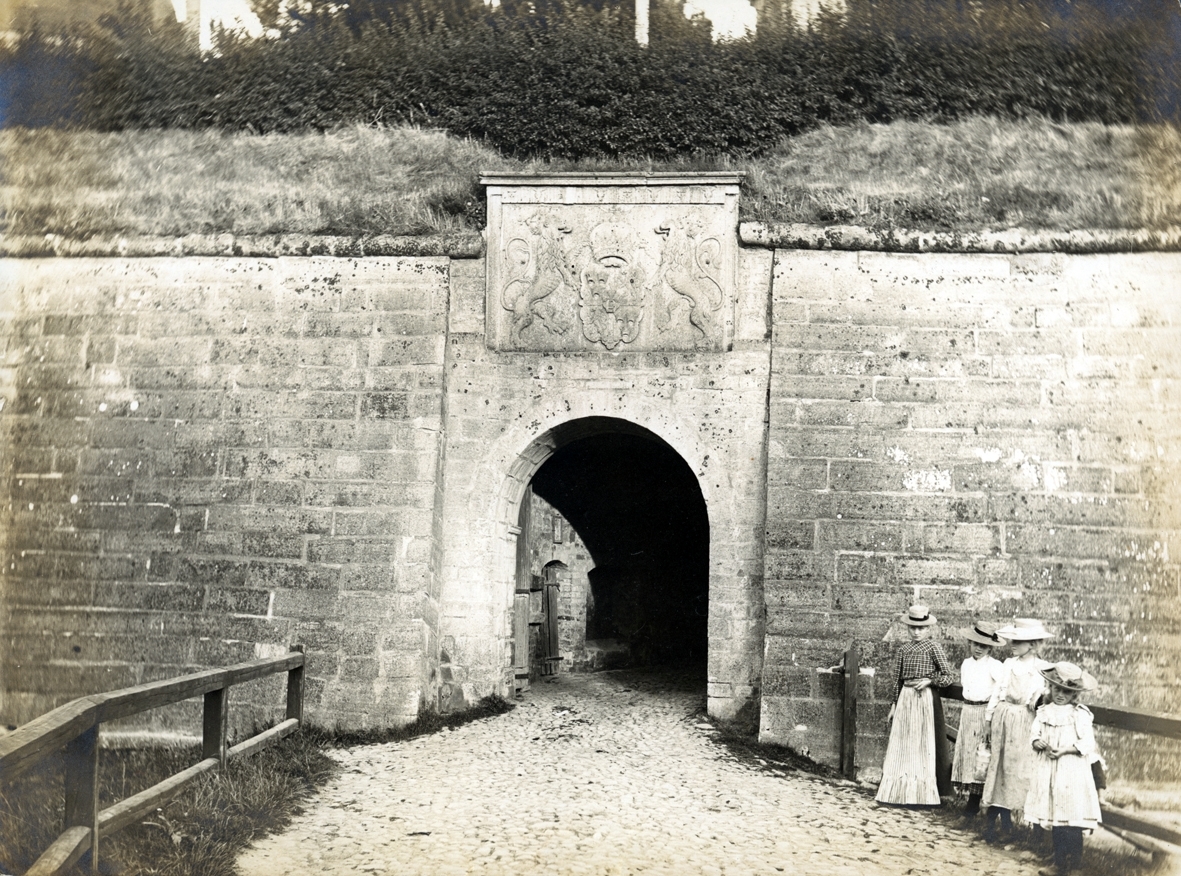 Portalen vid vallarna till Kalmar slott. Vid tiden för fotograferingen var vallgraven torrlagd och en vägbank ledde in till slottet.