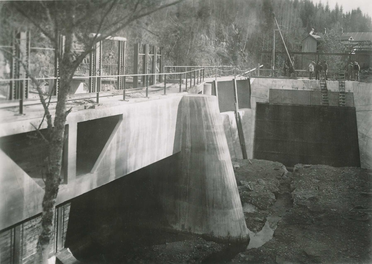 Tørrlagt inntaksbasseng under ombyggingen i 1938.