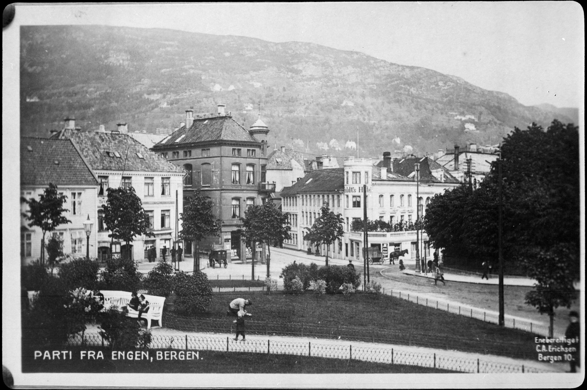Vy över Engen som är ett distrikt i Bergen i stadsdelen Bergenhus. Bilden är tagen före branden 1916.