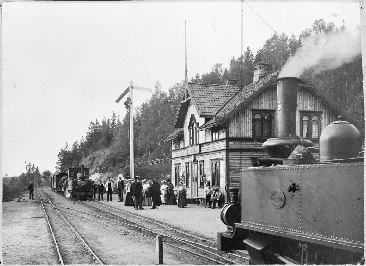Jönköping-Gripenbergs Järnväg, JGJ lok 5 med persontåg och resande utanför stationshuset i Brötjemark.