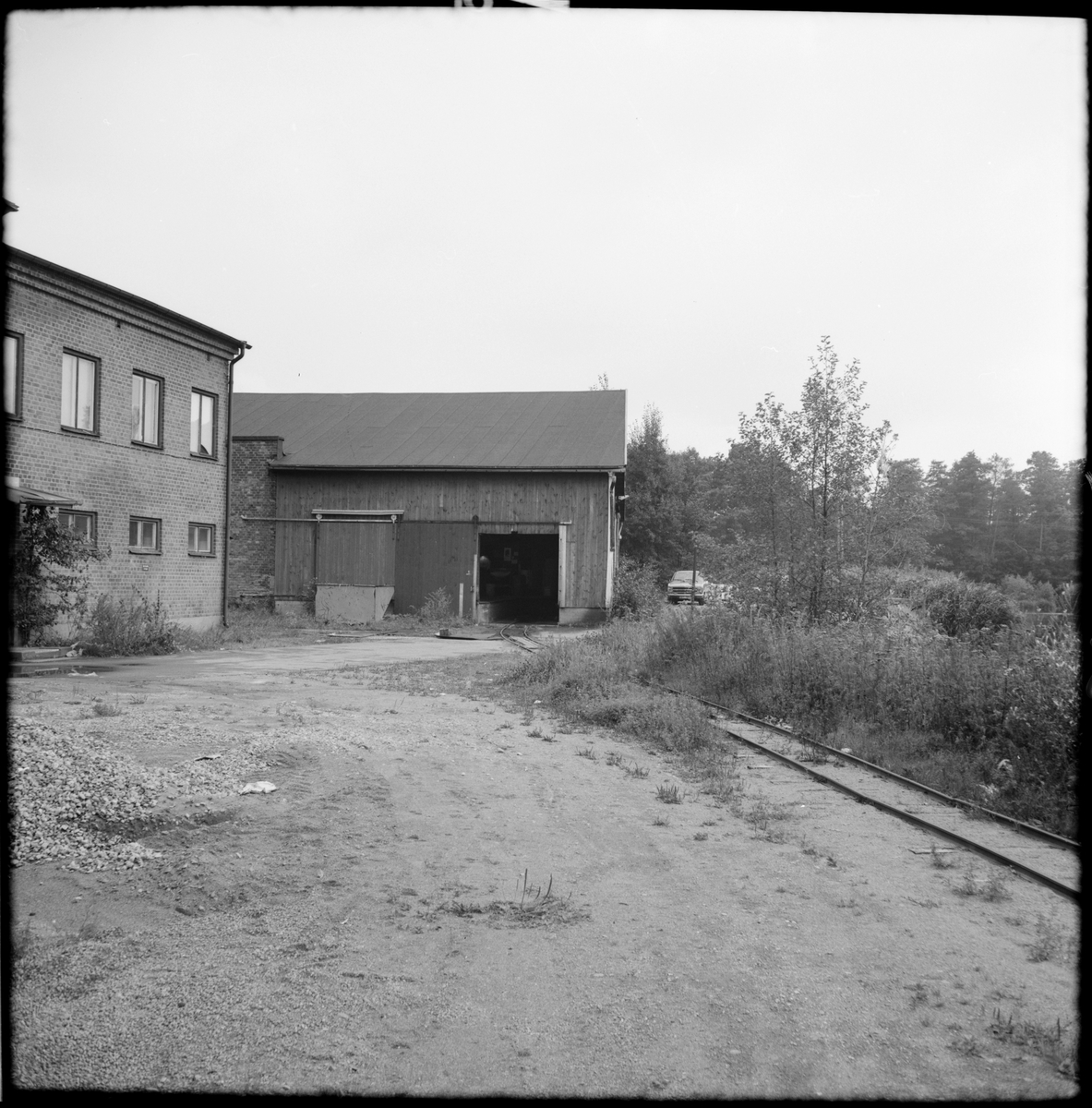Troligen verkstad för fordon tillhörande pappersbruket Emsfors bruk.