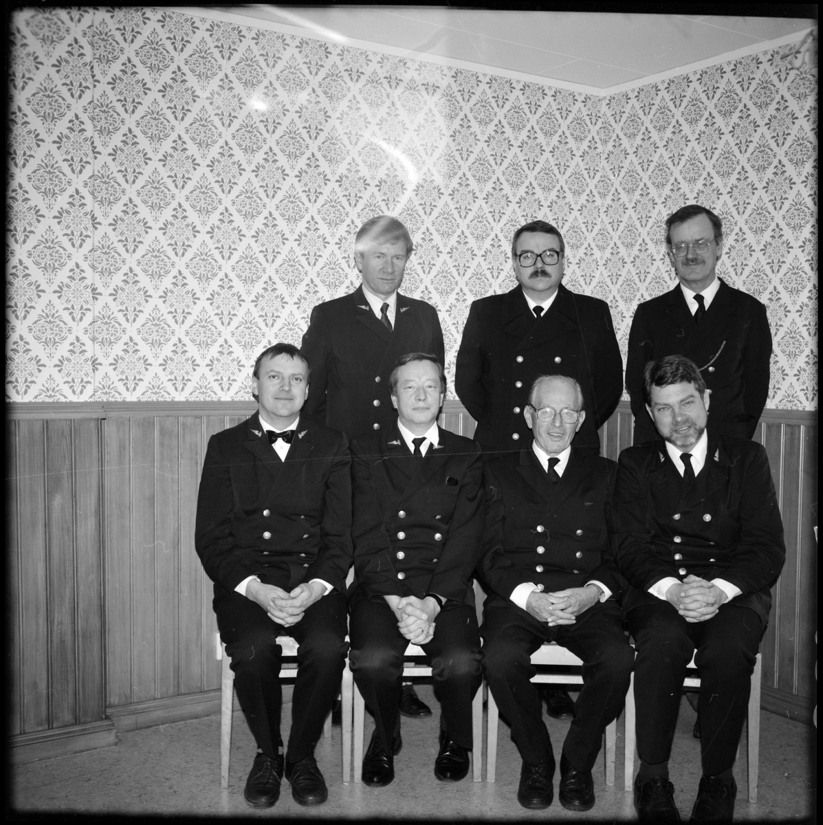 Gruppbild på uniformsklädda män. Troligen styrelsen vid Museijärnvägen, Östra Södermanlands Järnväg, ÖSlJ.