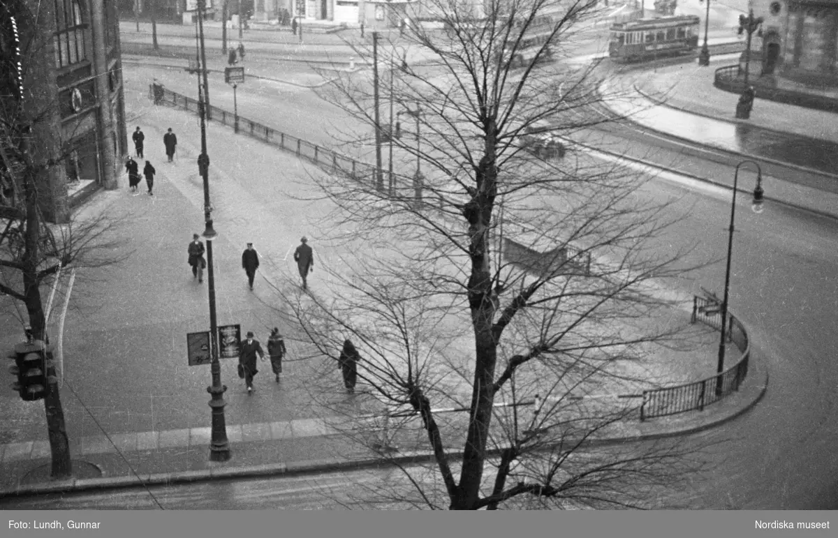Motiv: Tyskland, Rankestrasse, Berlin, fröken Andersson, fru Rydelius;
Porträtt av två kvinnor som går på en stadsgata, en kvinna med svarta glasögon sitter i en port, stadsvy med fotgängare och en spårvagn.

Motiv: Tyskland, Berlin bl. a. Fredrichstrasse;
Skyltfönster med text "Gr. Mittagtisch! Kein Bedienungsgeld Kein Trinkzwang" och ett plakat uppsatt på fönstret, stadsvy med fotgängare och bilar, skyltfönster med text "Grog von Rum ....." "Fernsprechen", skyltfönster med text "Mittag u. Abend Gedeck 50" "Hier essen Sie besser und billiger" "Speise - Restaurant", skyltfönster med text "Gedecke bis 7 Uhr Abends 3 Gänge - 50 Grosse Auswahl."