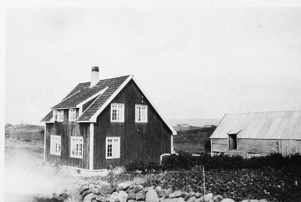 "Øksnevadhuset" i Kolheia. Albert Auglænd åtte dette ei tid før han flytte til Elisberget. Mellom huset og løa kan ein sjå Lyngbakken på Rossaland.