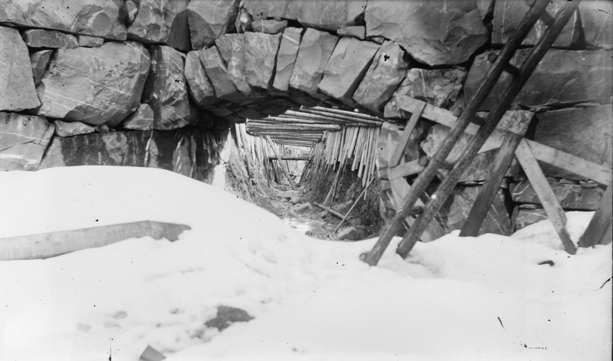 Steinhvelv over en utgravd kanal - kan være ved inntaksdammen på Skrefsrud