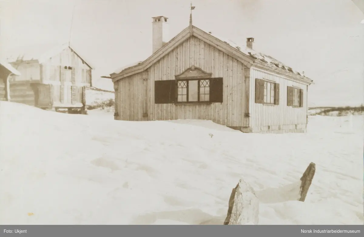 Det gamle Sundet på Møsstrond. Hytte og Ellefstjønnsburet i snølandskap