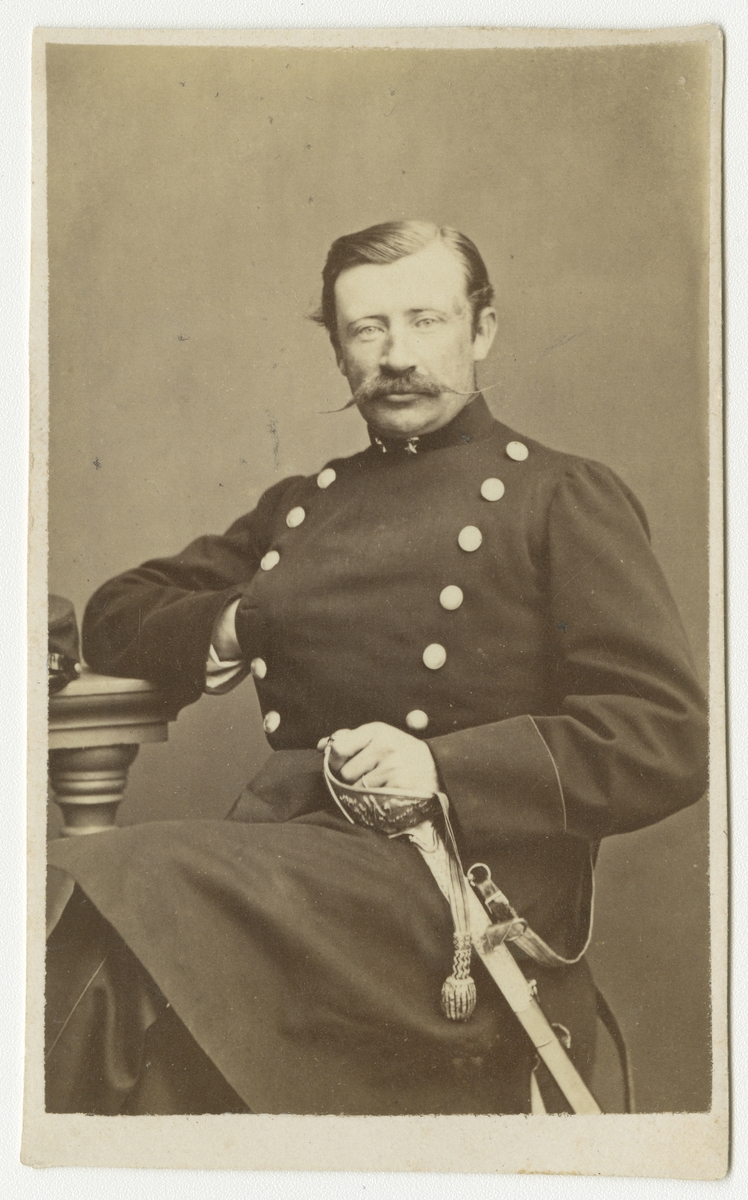 Porträtt av Elof von Boisman, löjtnant vid Andra livgrenadjärregementet I 5.

Se även bild AMA.0001872, AMA.0001960 och AMA.0009528.