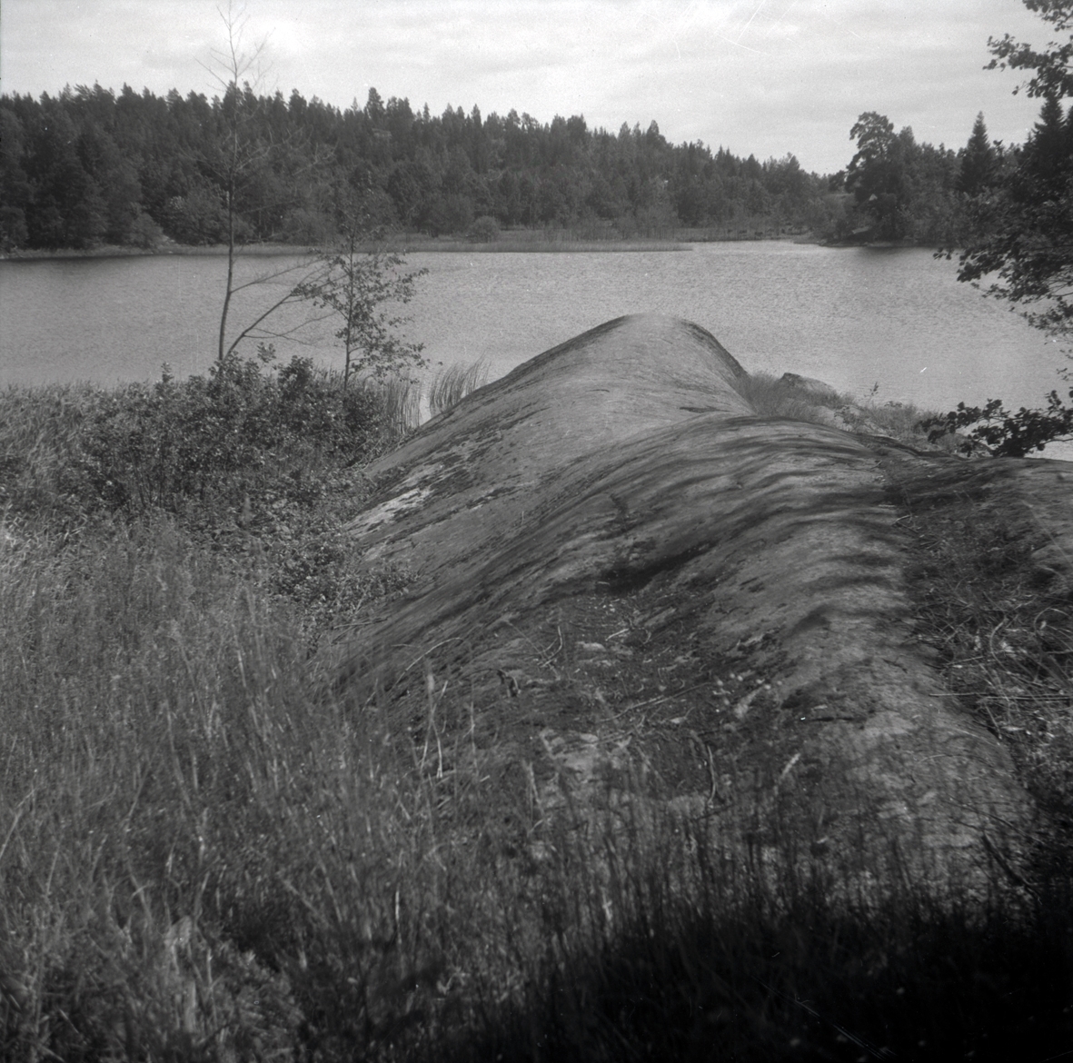 Berghäll och vattendrag i Gölpa, Västrums socken.