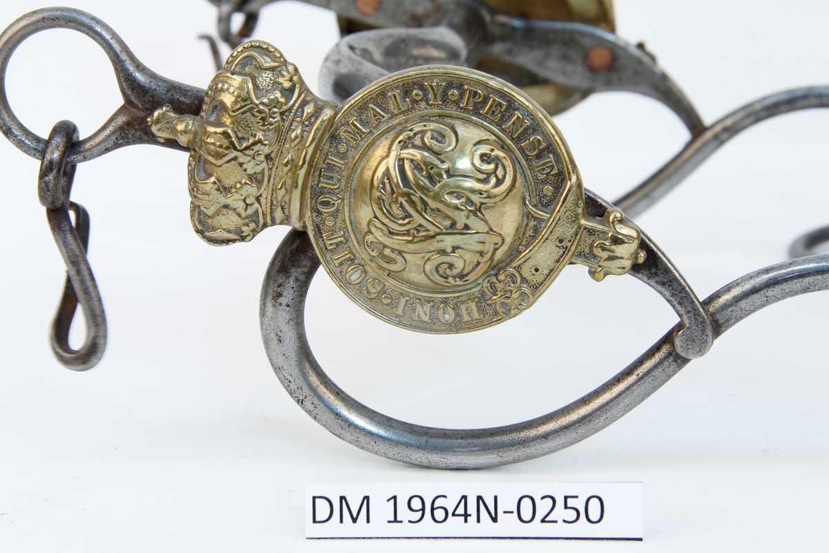 Dekorert på sidene med hosebåndsorden og dronning Victorias initialer..