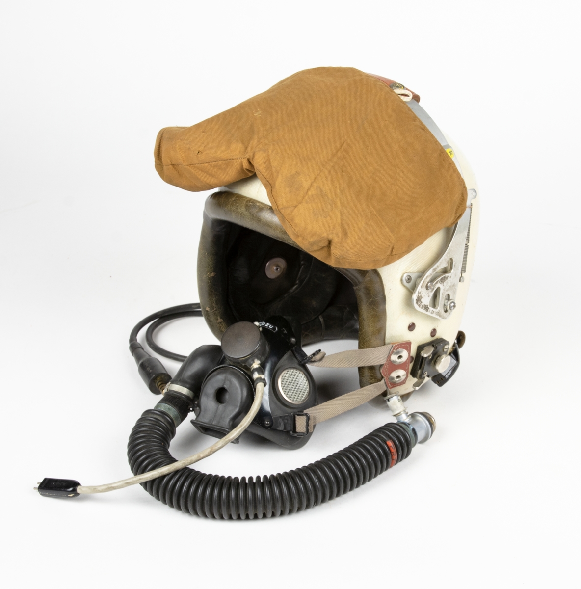 Flyghjälm av fransk modell med gasmask och visir. Hjälmen är har inredning och kant av läder. Till hjälmen hör en förvaringspåse och ett visirskydd av tyg.