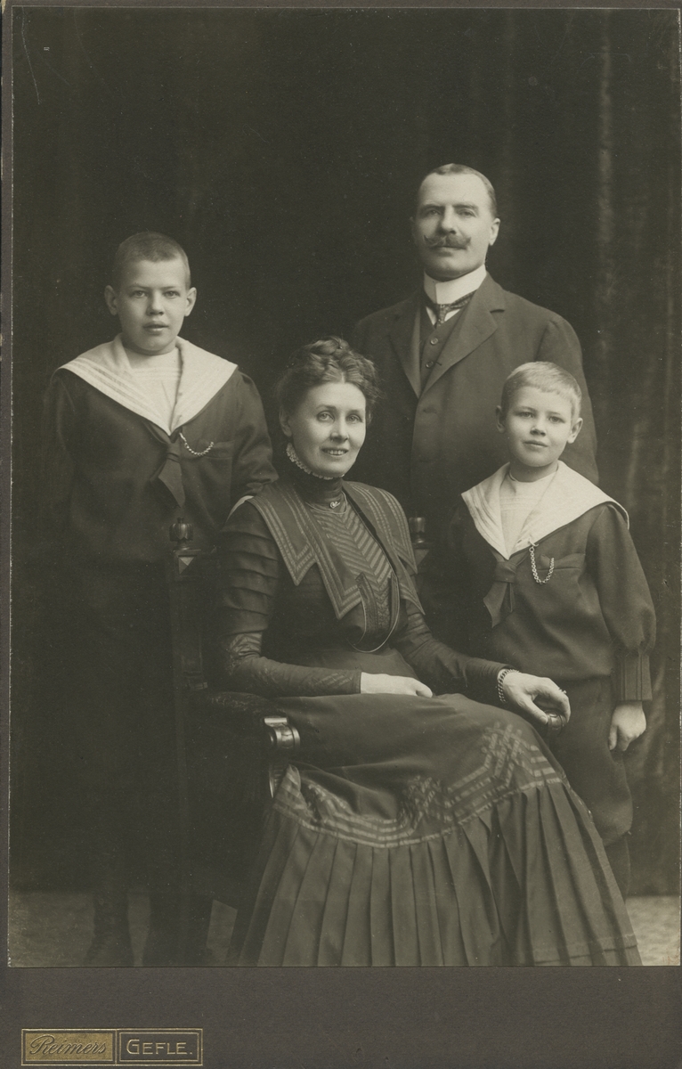 Familjeporträtt. Gustaf Swedlund med fru Ellen Reuterskiöld samt söner.