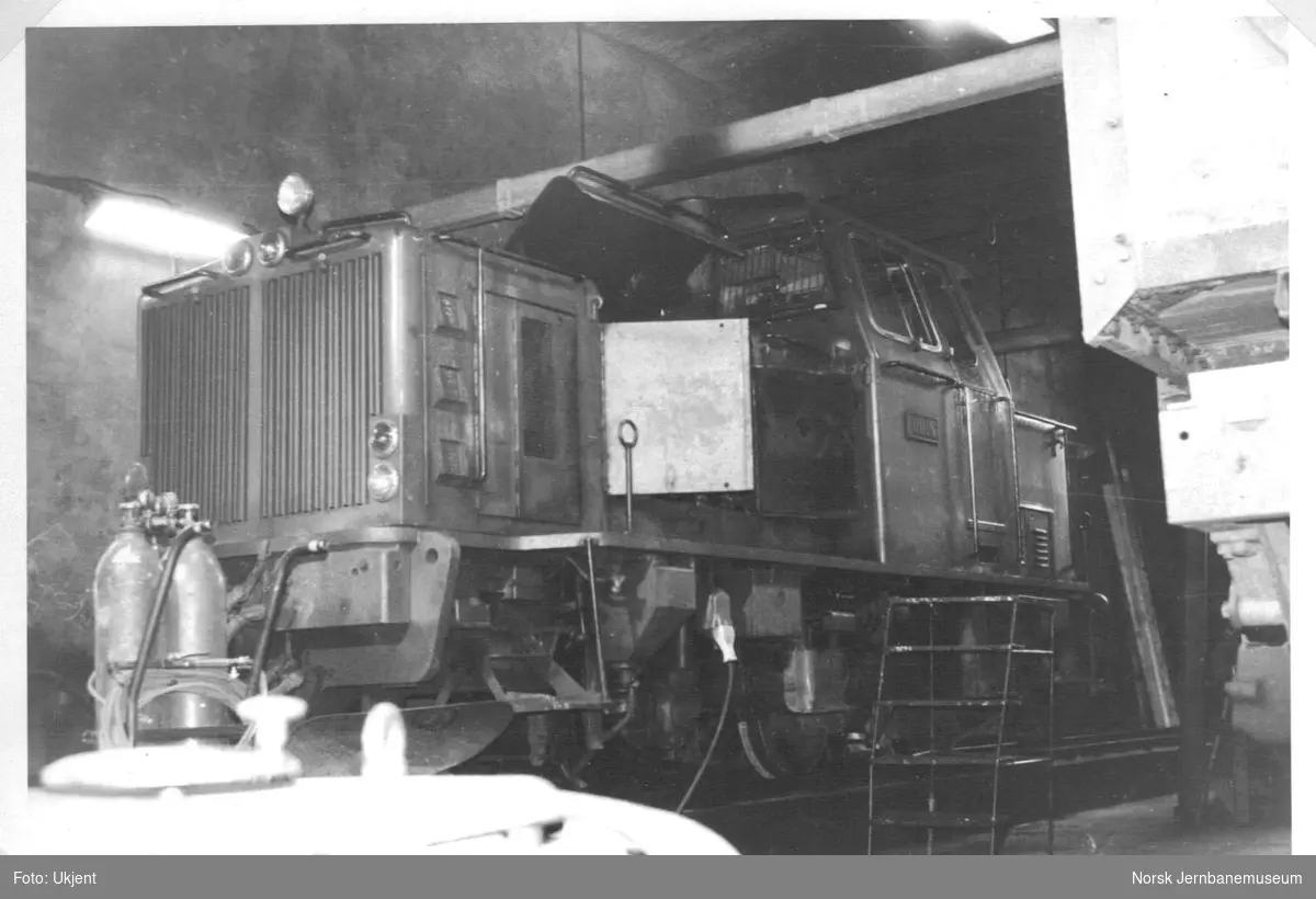 Sulitjelmabanens diesellokomotiv ODIN i lokomotivstallen i Lomi