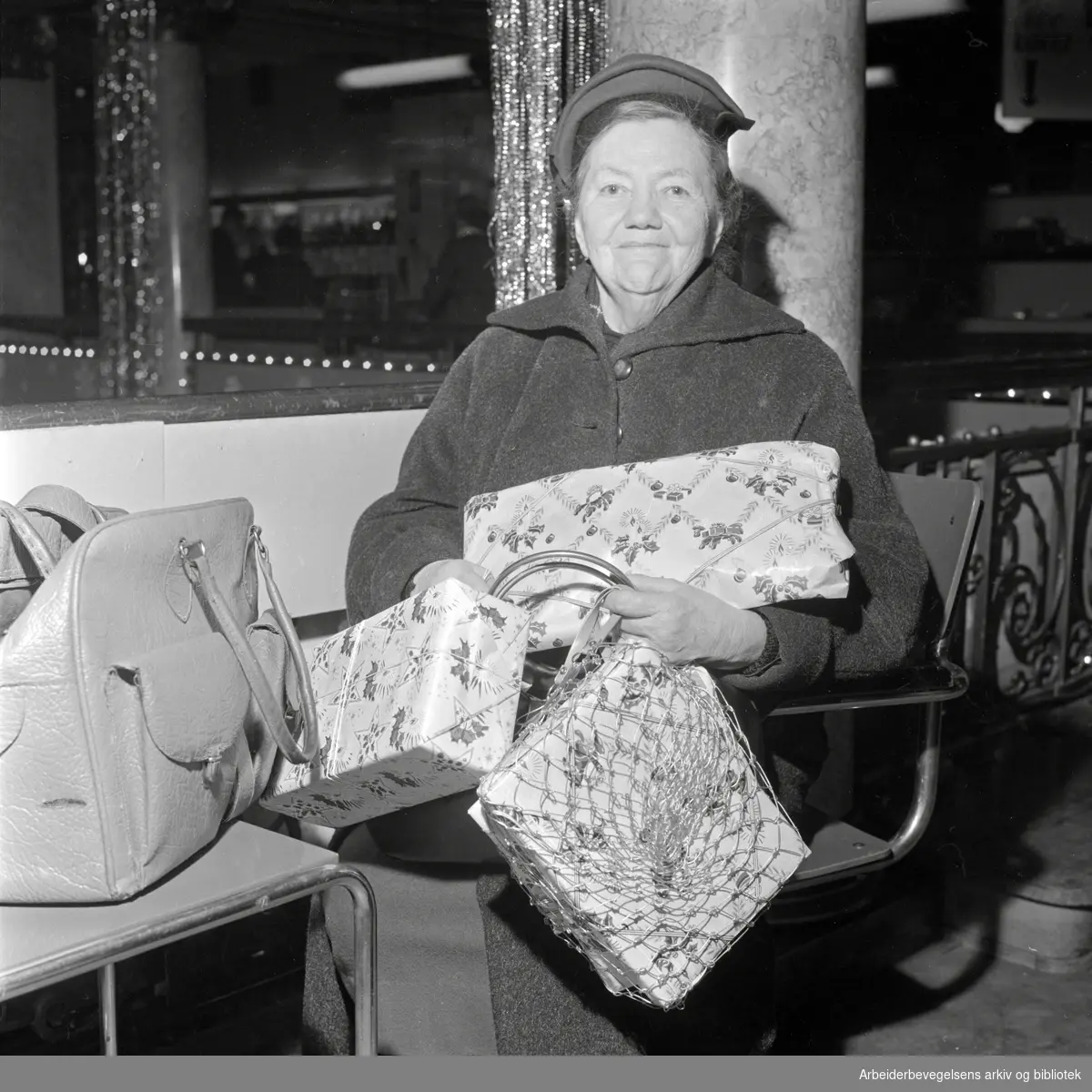 Julen 1959. Aslaug Roverud i siste innspurt med julegaveinnkjøp.