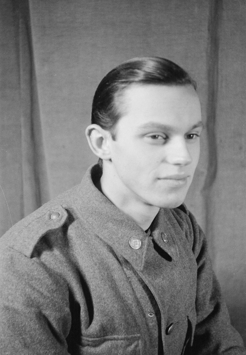 Porträttfoto av soldat Karl-Axel Dahlberg (nummer 811), mekaniker vid F 19, Svenska frivilligkåren i Finland under finska vinterkriget, 1940.