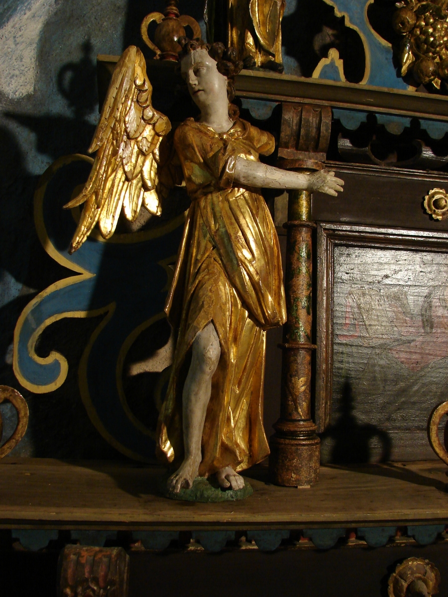 Detalj från altaruppsatsen i Brahekyrkan på Visingsö, Jönköpings kommun. Bilden visar en ängel på altaruppsatsens krön, efter konservering.