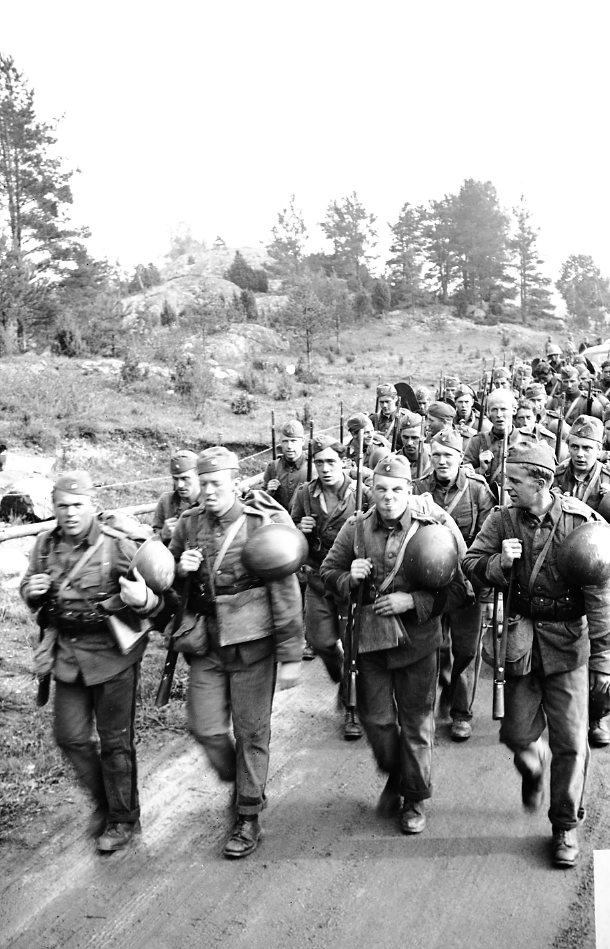 Infanterister på marsch. Västerviksmanövern.