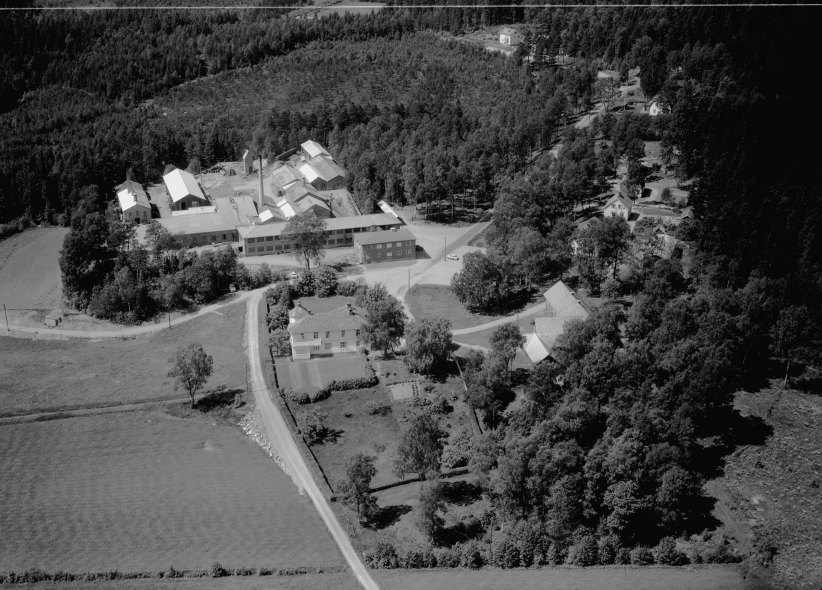 Flygfoto över industribyggnad i Jönköpings län. Nr 1121/1961
