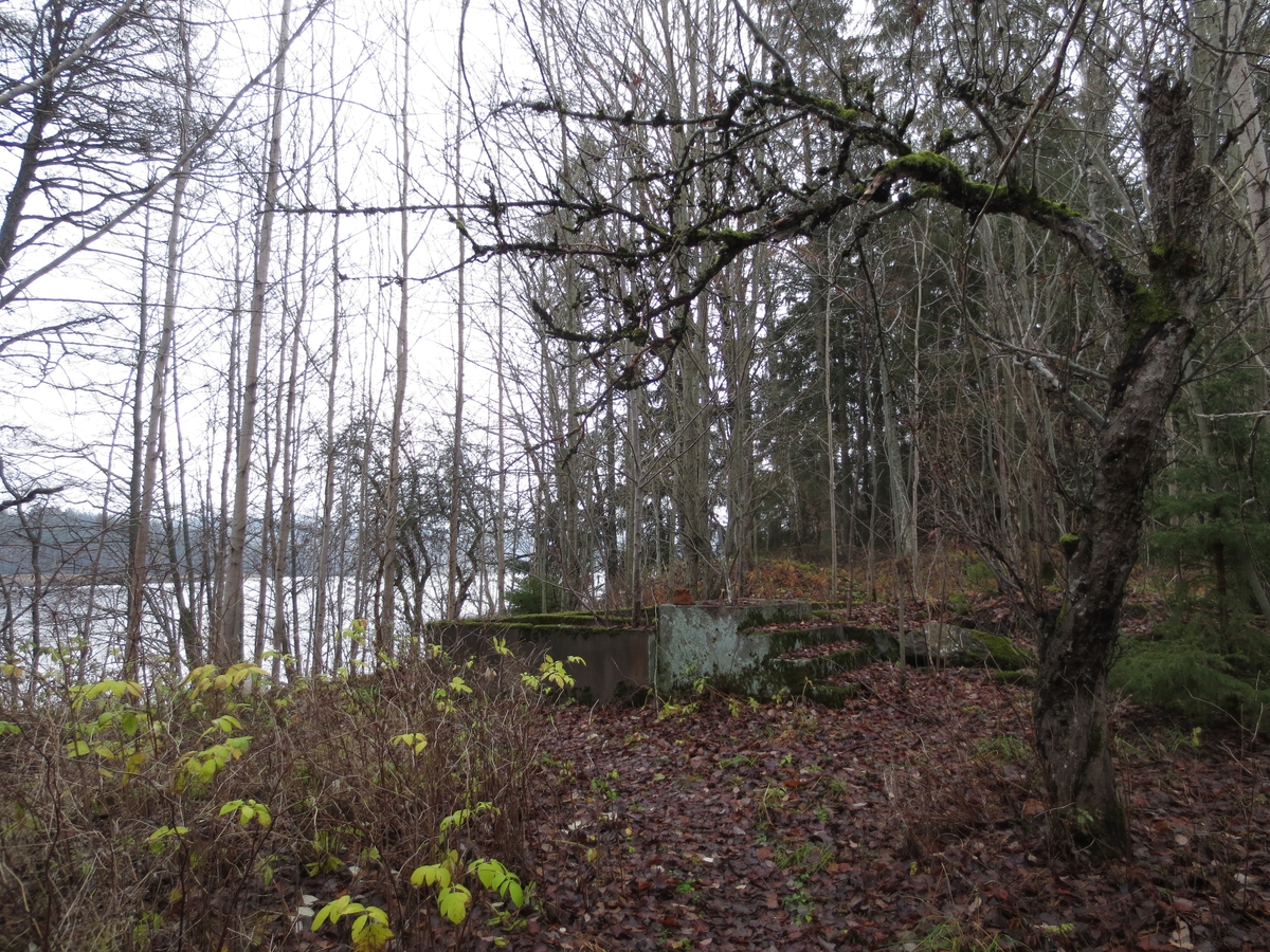 Husgrund efter banvaktarstuga, påträffad vid arkeologisk utredning vid Tenhultasjön, Jönköpings kommun.
