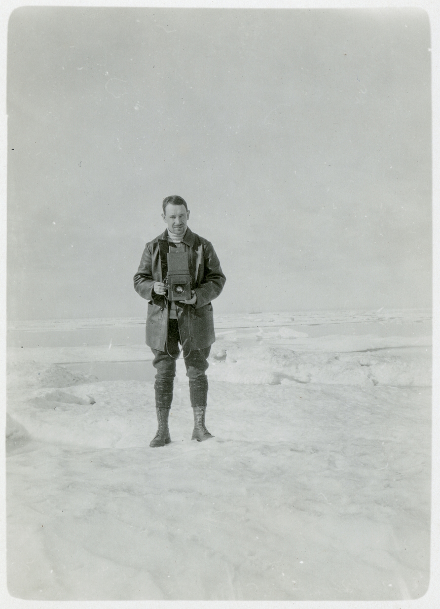En fotograf från Halvarexpeditionen på ett isflak, förmodligen i Karahavet.