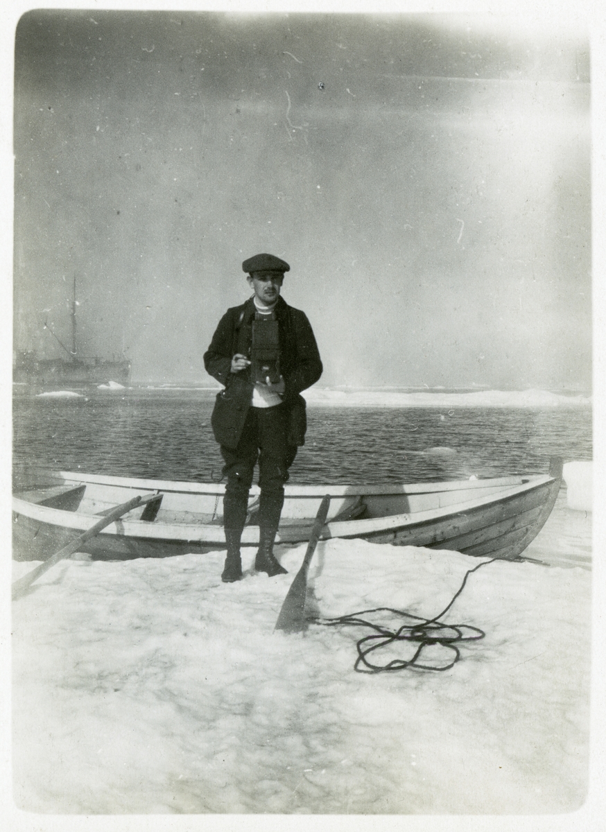 En fotograf på ett isflak i Karahavet. I bakgrunden syns Halvar. 1919.