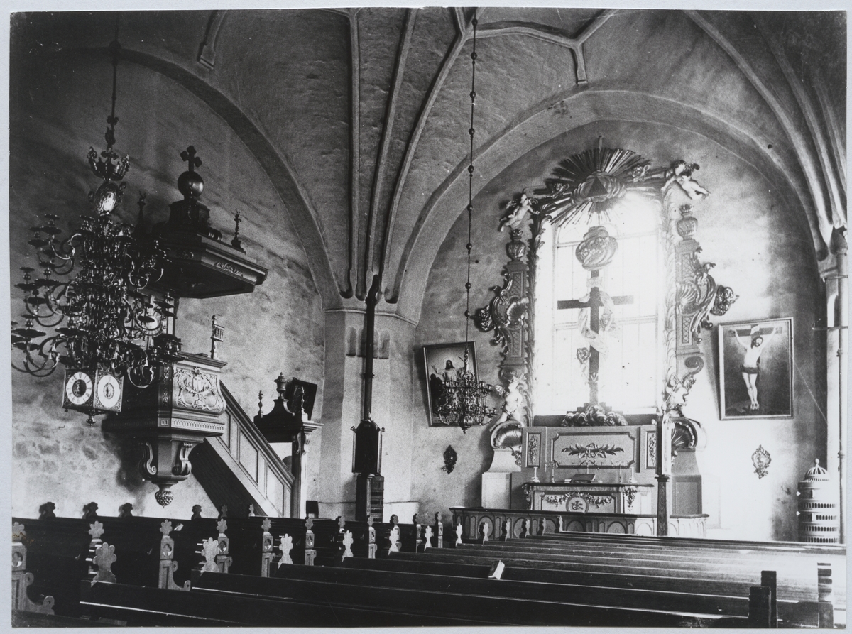 Norberg sn, Norberg.
Interiör av Norbergs kyrka, mot altaret, c:a 1900.