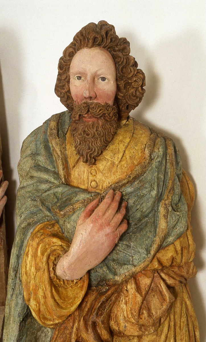 Träskulpturer föreställande apostlarna Andreas och Simon i Brahekyrkan på Visingsö, Jönköpings kommun.