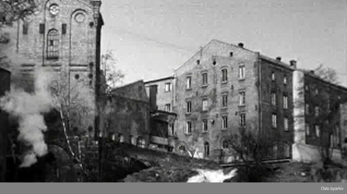Denne filmen om byens industri beskriver Oslo på 1800-tallet. Først og fremst bilder av den viktige Akerselva som ble brukt til tømmerfløting, men etter 1840 etableres forskjellige fabrikker og verksteder langs elva. Med industrialiseringen vokser byen.