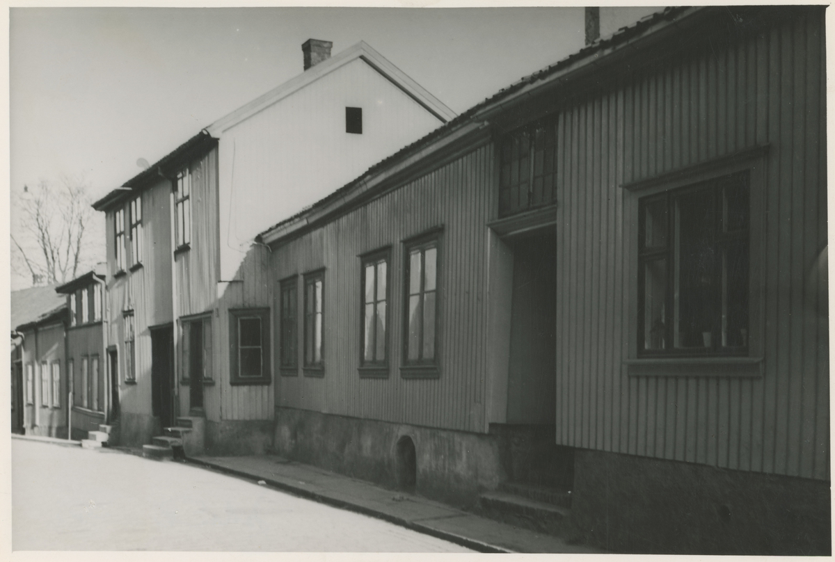 Storgata. Ca. 1935.

Fotograf har stått i Storgata.
Detaljer: Nummer 23, 25, 27.
Historikk: De to nærmeste gårdene ble revet i 1938 da Park kino ble oppført.