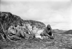 Jaktlag sitter langs fjellknaus under jakta på Li, Møsstrond
