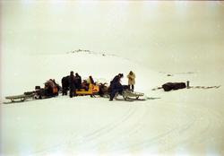 Gruppe med mennesker på snøskutertur i fjellet på Møsstrond,