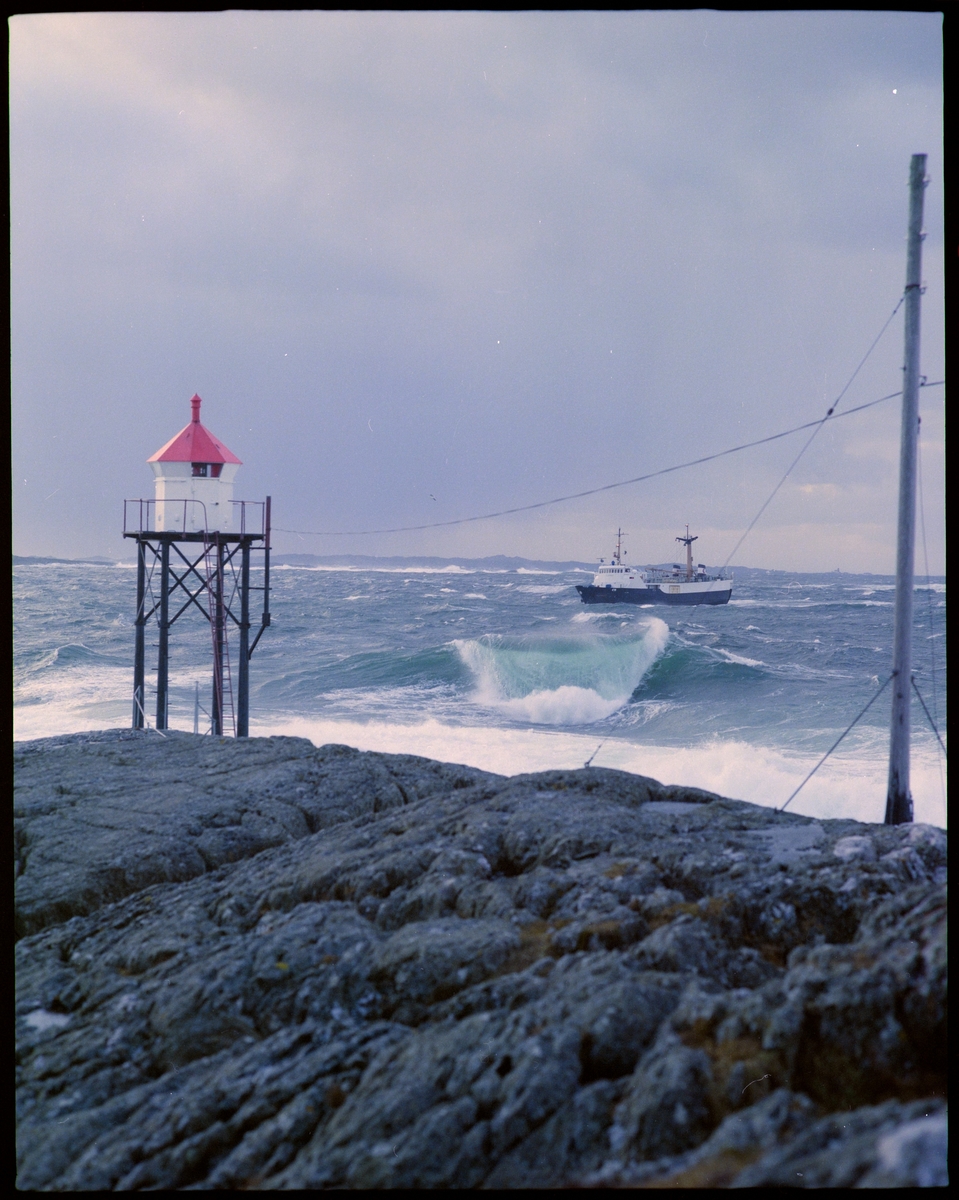 To skip passerer Kvalen fyr, nord for Haugesund. De to første bildene er av lasteskipet M/S Flornes.