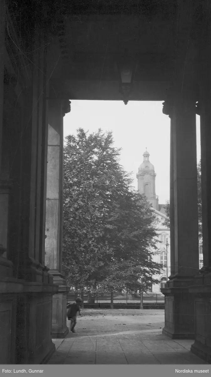 Motiv: Utlandet, Berlin 114 - 146 ;
Stadsvy med en portal, kolonner och en byggnad i bakgrunden, anteckning på konaktarket 123 "Leipziger Strasse".