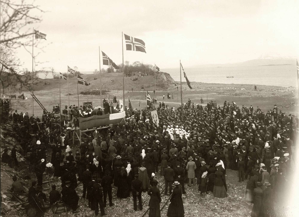 Folkemengde med flagg og faner på Hamnneset.