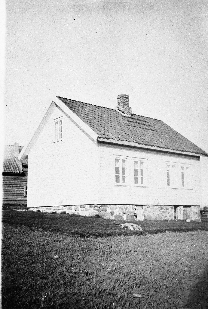 Heimahuset på garden til Trygve Jonassen. Huset er her bordkledt. Sjå bilde 1990.1TIM.32.002