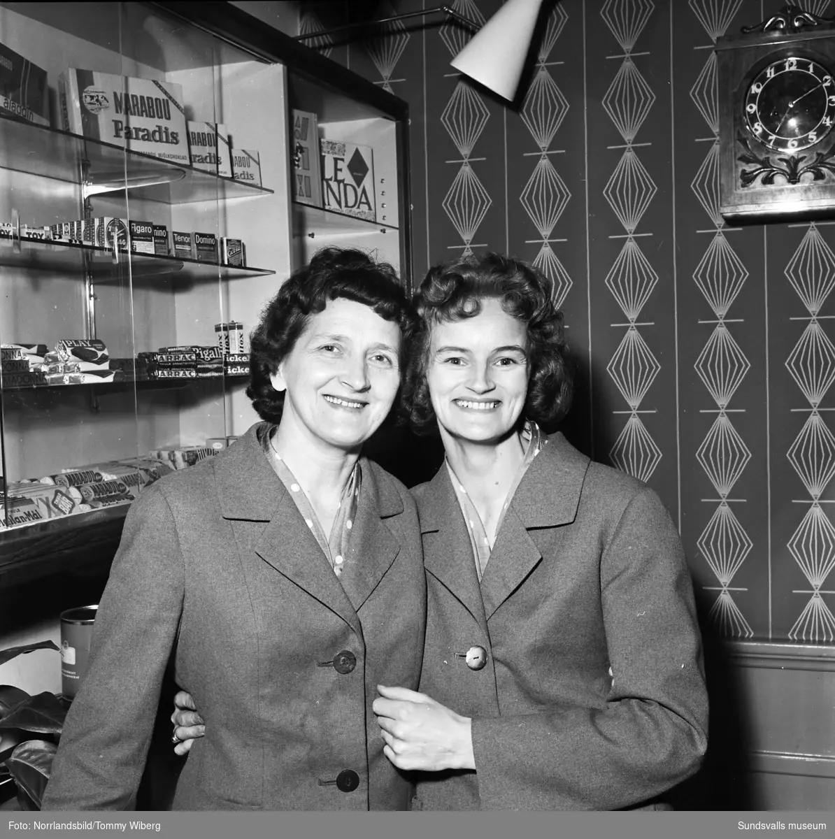 Två av de anställda vid Café Cecil på Köpmangatan. Kvinnorna har förnamnen Sally och Britt.