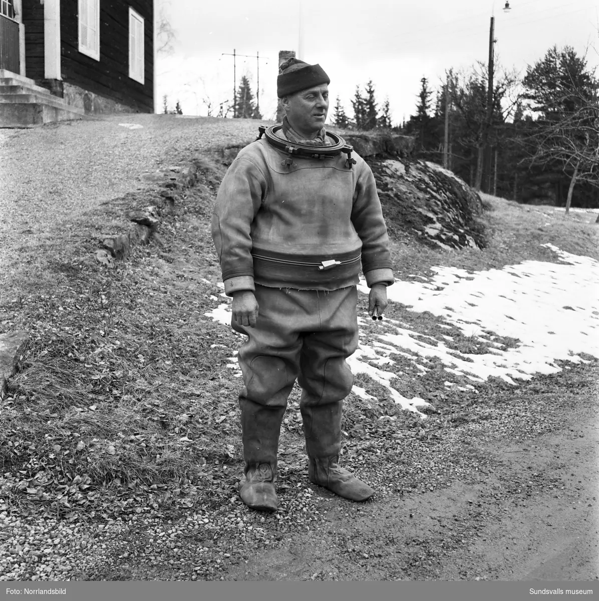 Ragnar Elfström, övermaskinist vid Viforsens kraftverk, demonstrerar en dykardräkt.