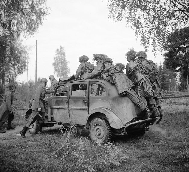 Terrängpersonvagn m/1943 (TPV), Volvo. Framför framdörren och officerns knä sitter det en Punker motorvärmare monterad.