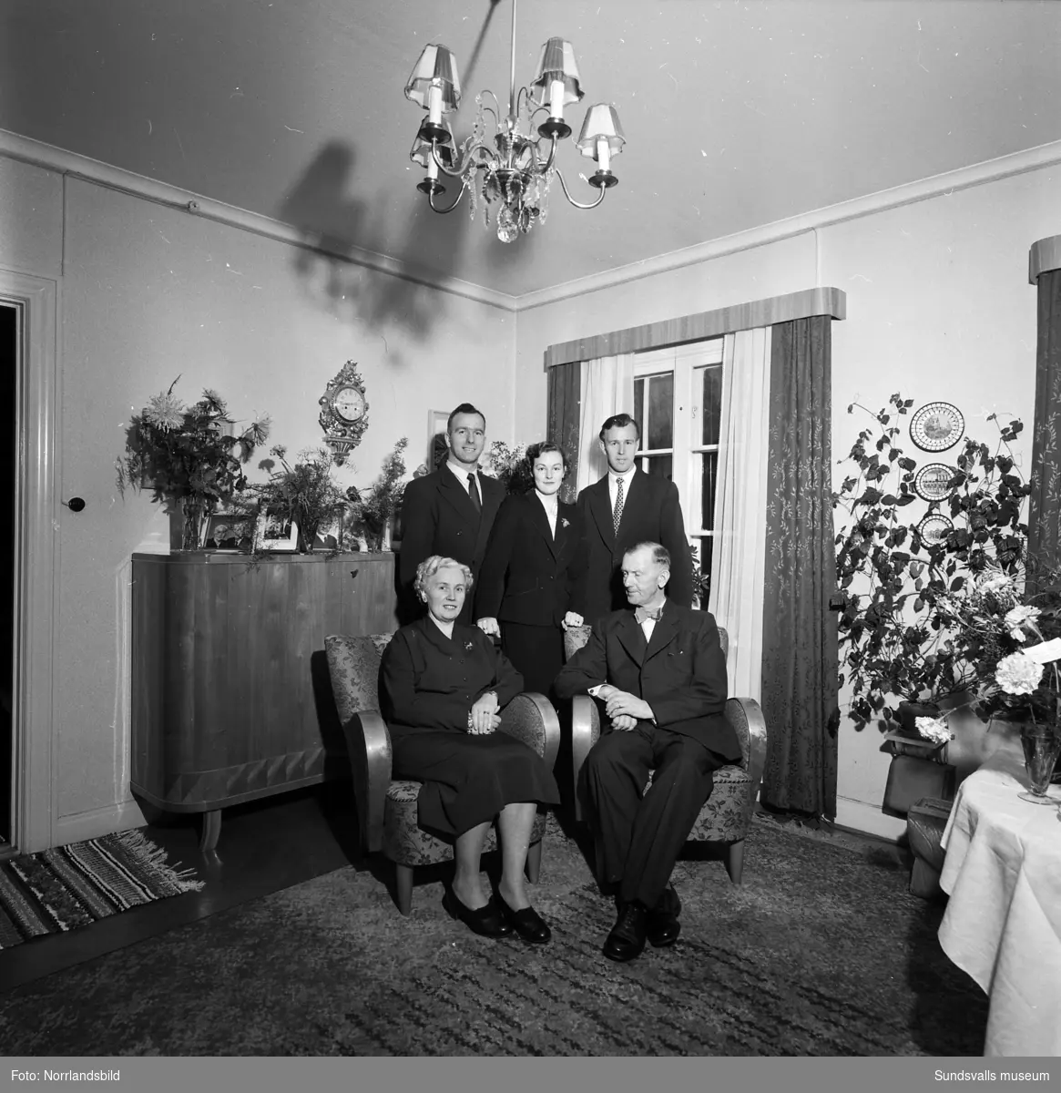 Familjen Ericson på Skolgatan 8 i Sundsvall. Gruppfoto i samband med en bemärkelsedag, kvinna, man samt tre vuxna barn.