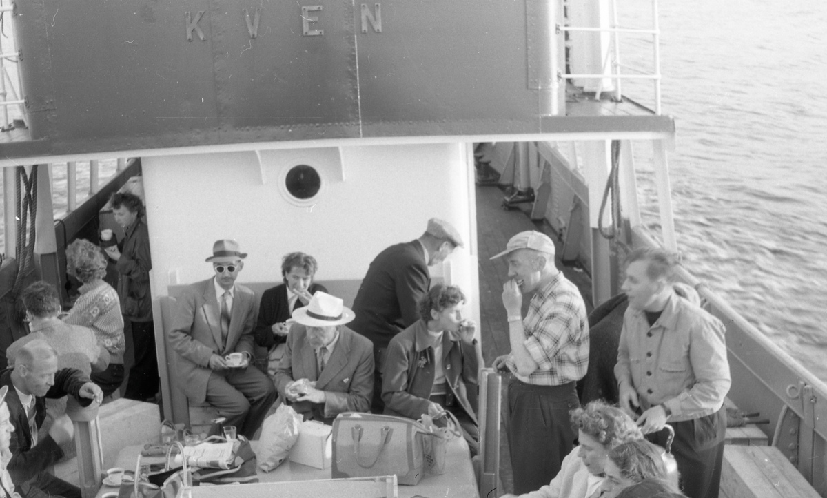 Gruppebilde av personer ombord på M/S "Kven".